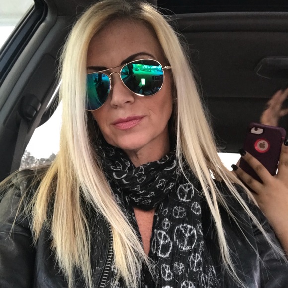 MEET YOUR POSHER - Picture 4 of 5